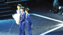 TFBOYS - 台下 领花