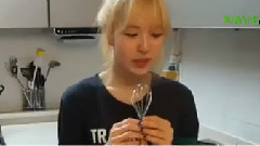 WENDY(Red Velvet),Red Velvet - Wendy Makes Oreo Brownies