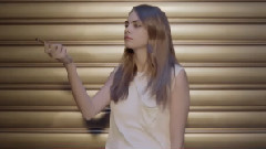 音乐短片 - The Light Performance With Cara Delevingne