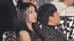 IU - IU观看God受赏