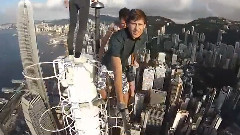 极限牛人险攀香港高楼自拍