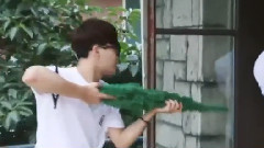 GOT7 - 梦PD的幕后花絮 王嘉尔和林在范玩枪击游戏