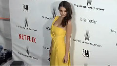 欧美群星 - Emily Ratajkowski Smoulders In New Sports Illustrated Swimsuit Issue Photo