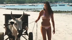 音乐短片 - Fun Outtakes from Jessica Gomes' SI Swimsuit 2014 shoot in Madagascar