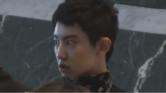 EXO - 咬肩
