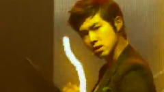 东方神起 - Keep Your Head Down