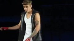 Justin Bieber - Metiendo Celular De Belieber Asu Pantalon