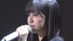 前田敦子 - 頬杖とカフェ・マキアート