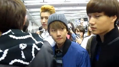 EXO,EXO-K - 白贤用鼻子蹭灿烈帽子