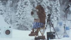 搞笑音乐 - Huge Bear Surprises Samsung Crew On EcoBubble Washing Machine