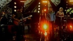 Bonnie Raitt - Love Sneakin' Up On You