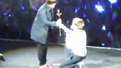 Super Junior - 特分发红玫瑰 & 和饭拥抱