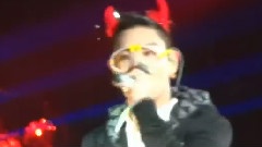 BigBang - Top蹲下给自己带犄角