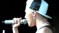 G-Dragon(BigBang),BigBang - Feeling