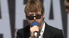 Kaiser Chiefs - I Predict A Riot & Everyday I Love You Less And Less