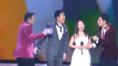 杨钰莹 - 毛宁牵手杨钰莹出场