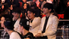 EXO - 灿烈台下观看Good Boy和Fantastic Baby表演