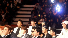 EXO - 灿烈给队友指座位 数成员