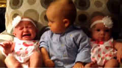 搞笑音乐 - Adorably Confused Baby Meets Twins