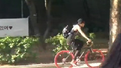 EXO,EXO-M - 牛桃骑车路过SM门口