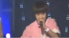 SHINee - Taemin Dropped His Mic While Preforming Amigo