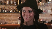 Viky Red,Paula Rojo - Viky Red - Miroase a dragoste de-o vara