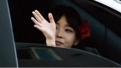 IU - 有礼貌的向歌迷挥手