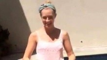 贝丝·比厄 - 破产姐妹Caroline挑战头浇冰水