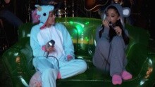 Miley Cyrus,Ariana Grande - Don't Dream It's Over 现场
