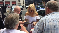 Pixie Lott - 在英国Newcastle被拍到给粉丝签名