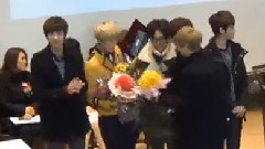 EXO,EXO-K,EXO-M - 首尔艺术高中毕业典礼 哥哥们给世勋献花