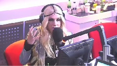 Kesha - Plays The Keyboard With Her Boobs