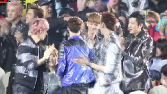 EXO,EXO-M,EXO-K - 牛灿拥抱 & 十指紧握