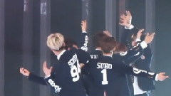 EXO - Wolf彩排时观看VCR大笑