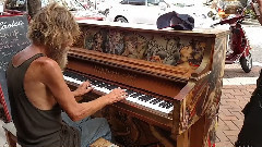 音乐短片 - Homeless Man Plays Piano Beautifully