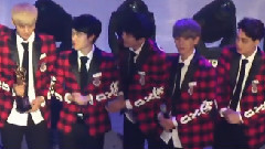 EXO - 嘉宾席 & 获奖抱抱