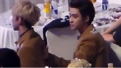 EXO,EXO-K - 艺人席 世勋给D.O.弄身上彩带