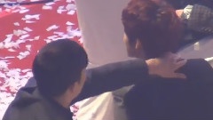 EXO,EXO-K - 强仁哥哥帮SUHO弄身上彩带