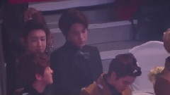 EXO,EXO-K - 艺人席弄彩带