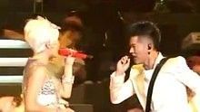 凤凰传奇 - 凤凰传奇《奇迹世界》 现场版
