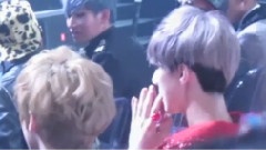 EXO - 台下小动作 121130