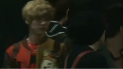 EXO - 鹿晗托世勋下巴 香港接机 饭拍版 12/11/29