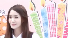 少女时代 - 允儿双手接过Sone给的信