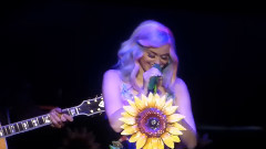 Katy Perry - Katy Perry Phones Her Mum On Mother's Day During Her Prismatic World Tour