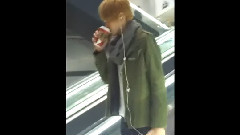 吴亦凡 - 吴亦凡机场喝奶茶